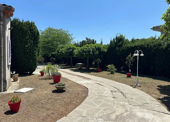 Lv House & Gardens